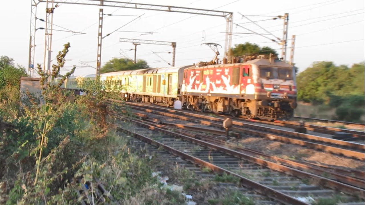 LATE RUNNING 22210 NDLS - MMCT DURONTO IN HURRY TO REACH ITS FINAL DESTINATION...!!!