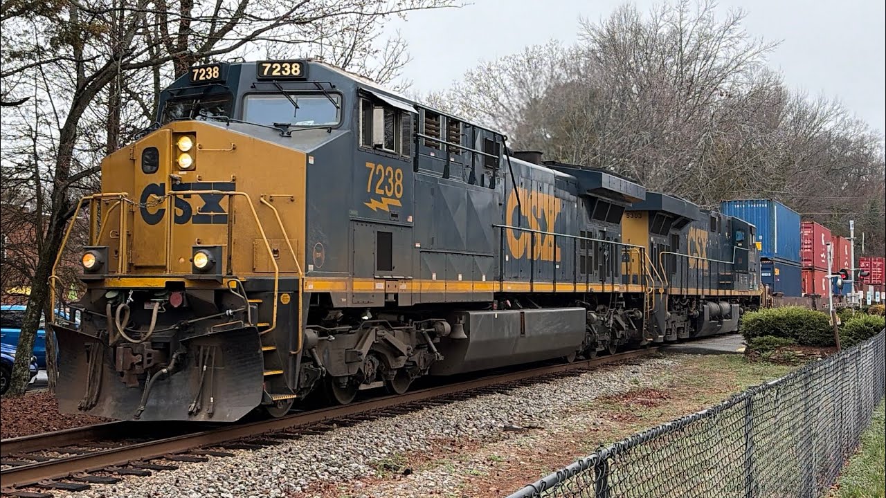 CSX 7238 leads a good size L702 with an incredible k5la!! 2-28-2026