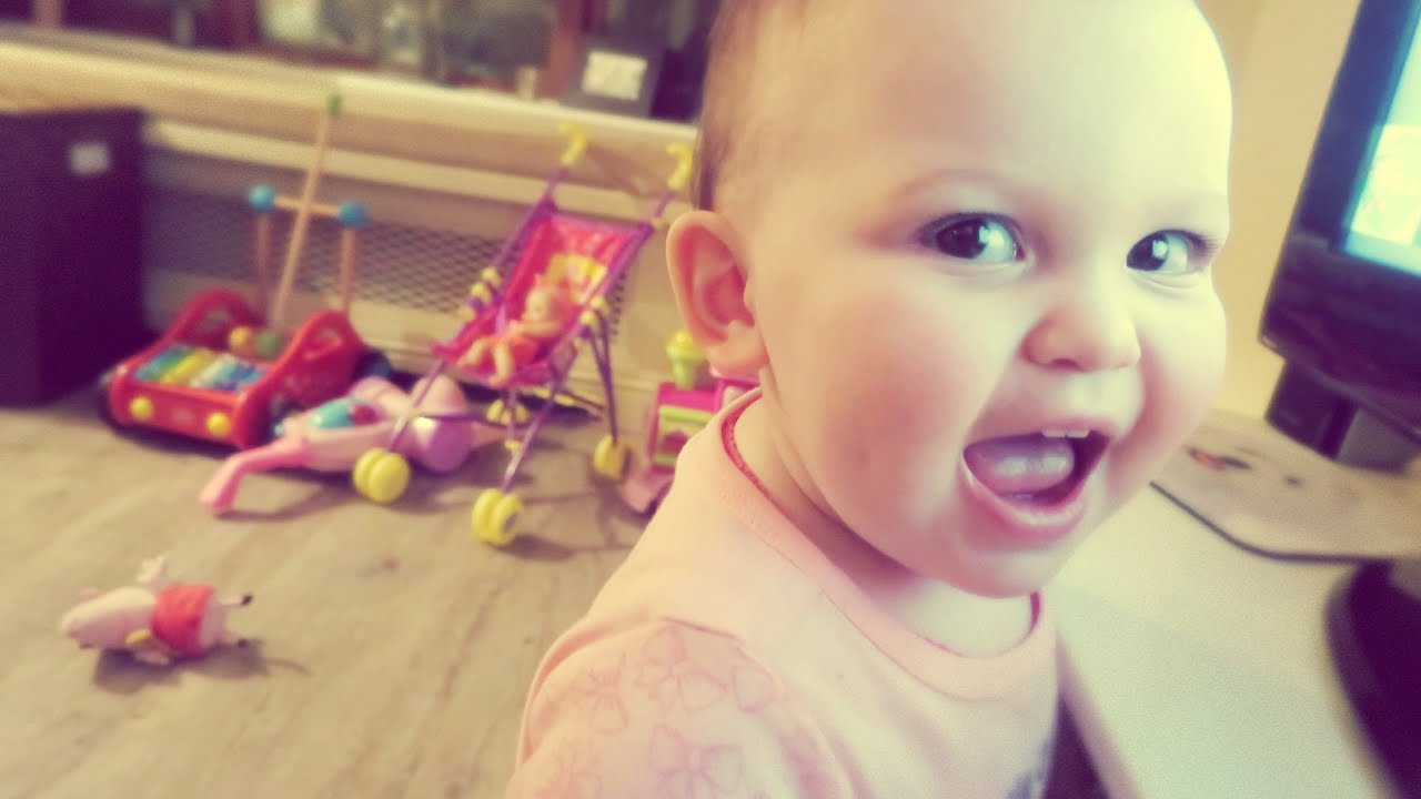 МАЛЫШ ПОЕТ: МИГАЕТ, МИГАЕТ!