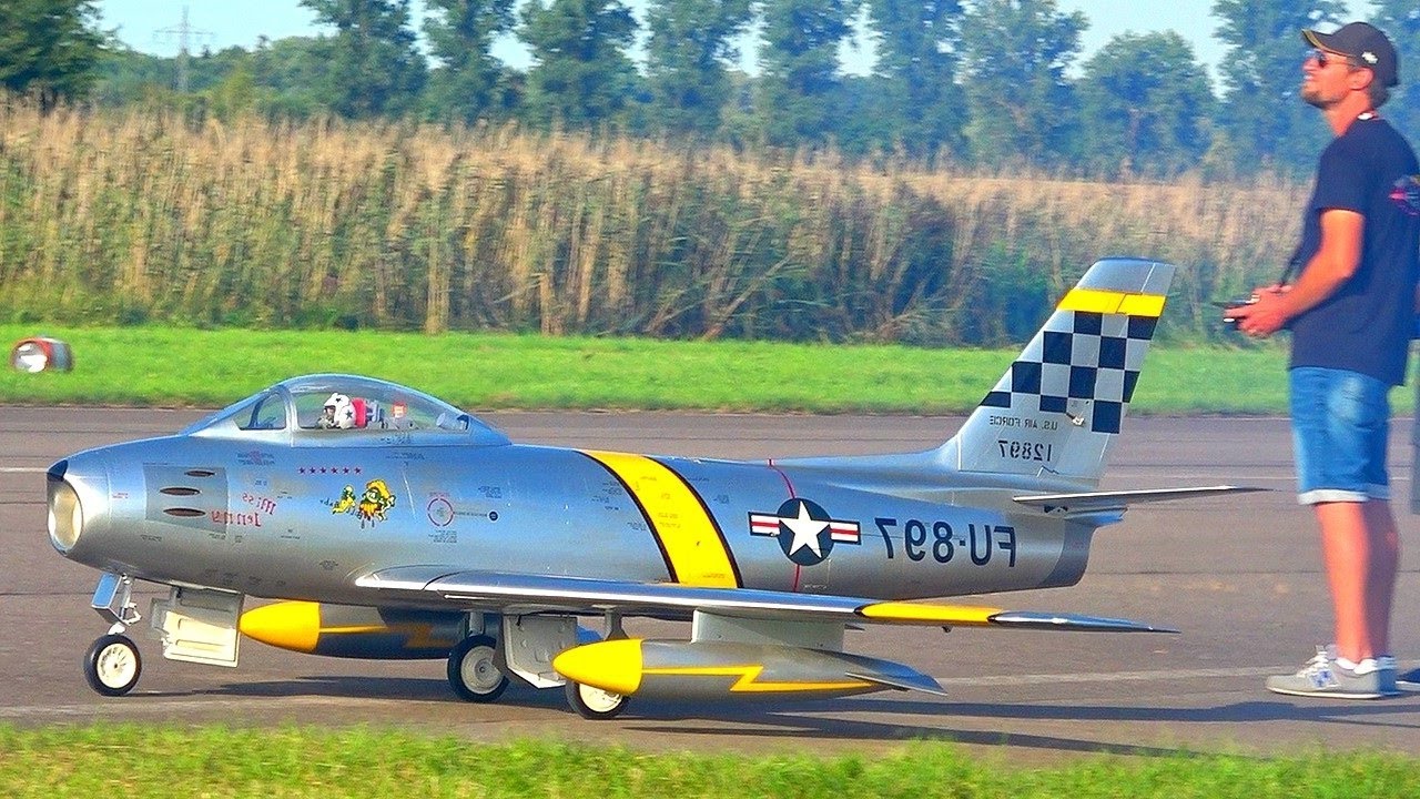 GIANT F-86 SABRE RC TURBINE JET DEMONSTRATION DISPLAY FLIGHT