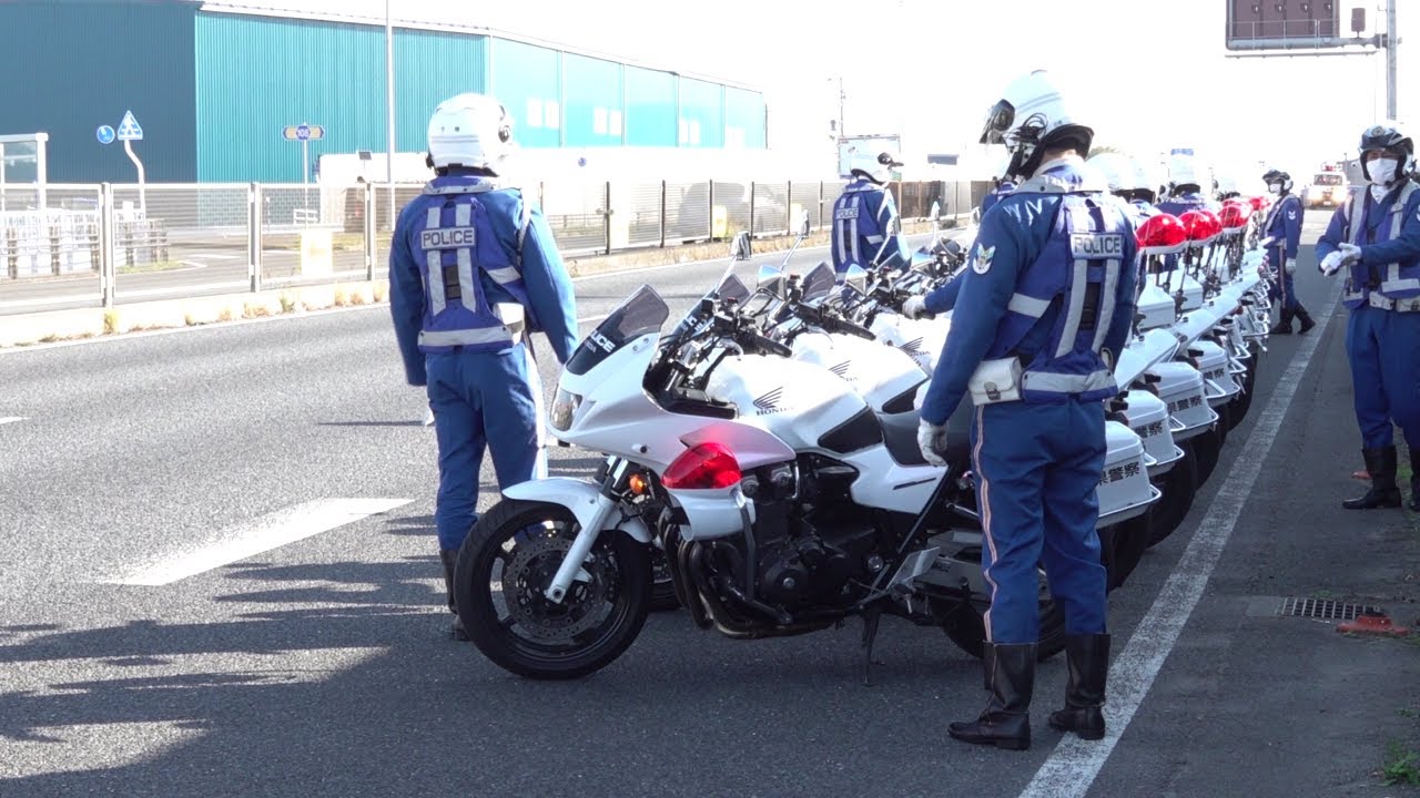 愛知県警と三重県警でタスキを繋げ！駅伝選手先導の影にあった警察車両の交代劇