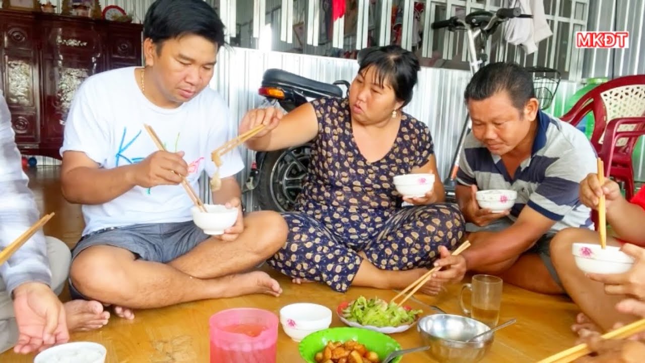 Lần đầu tiên bé Thanh(Vợ chồng khờ) làm đồ ăn cơm đãi Minh Kha ngon số 1.