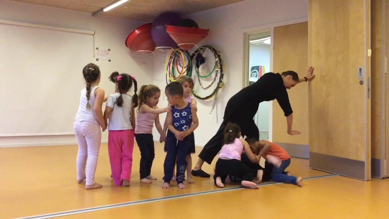 Børnehavebørn danser sig til sprog og motorik
