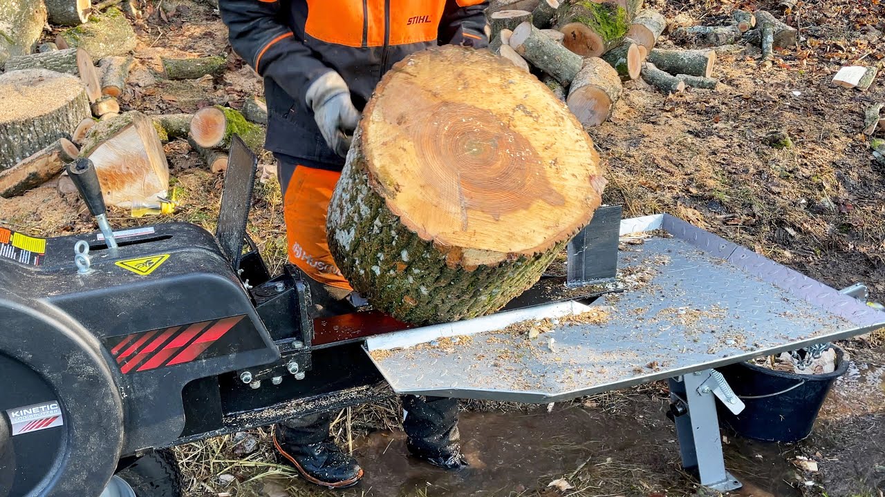 Esche spalten mit Jansen FS35 Speed Holzspalter, Brennholz in Gitterboxen