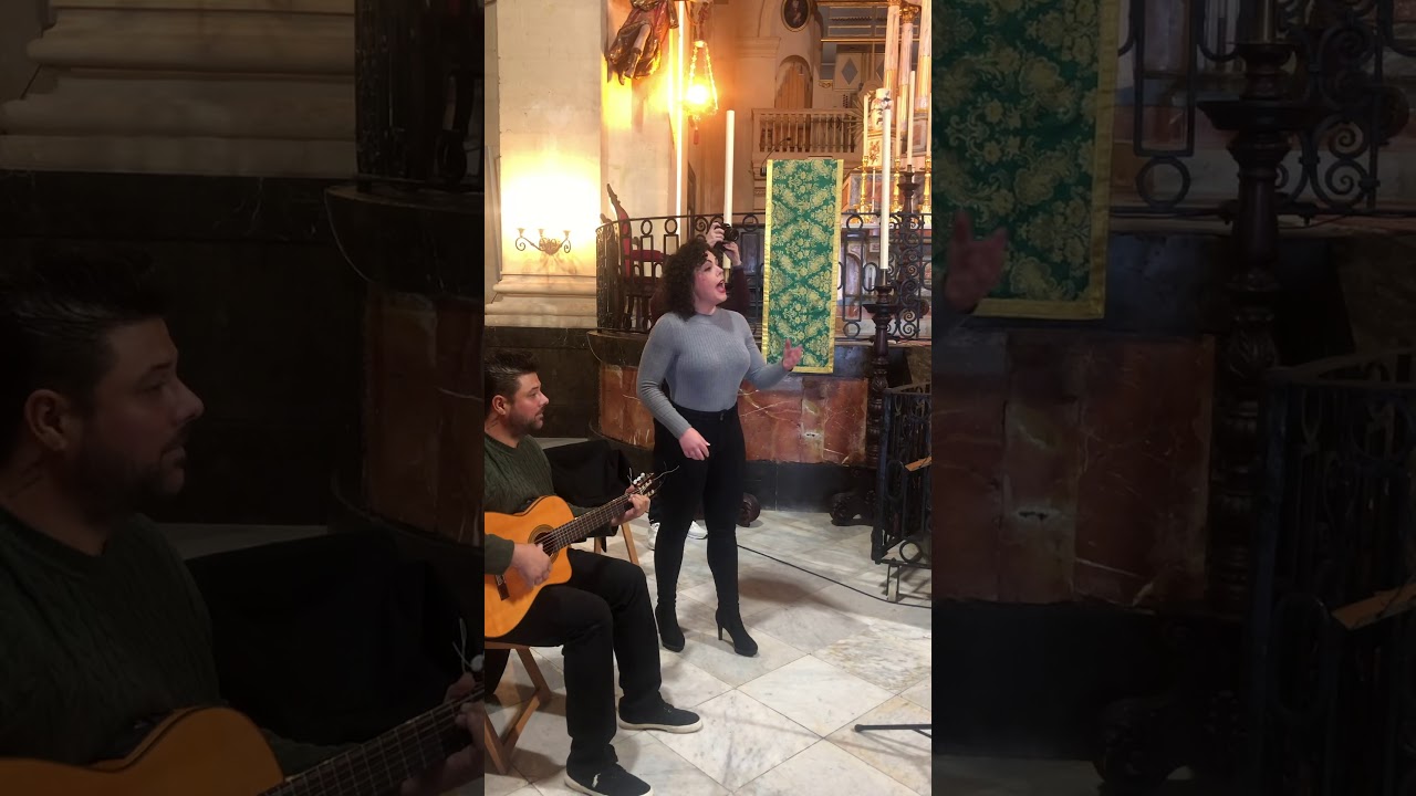Ana Cristina Caro Natera canta pasodoble de los irracionales con letra personalizada en una boda