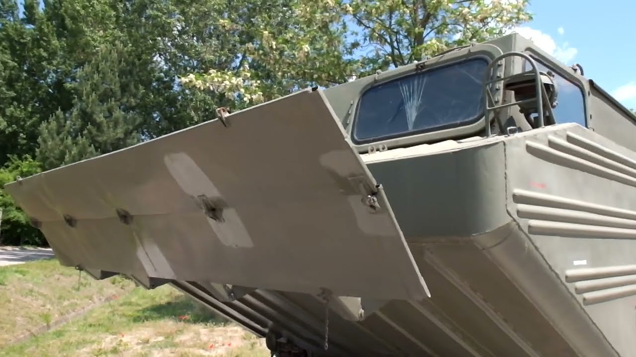 Pamätník ženistom v Seredi - obojživelný pásový transportér PTS-10