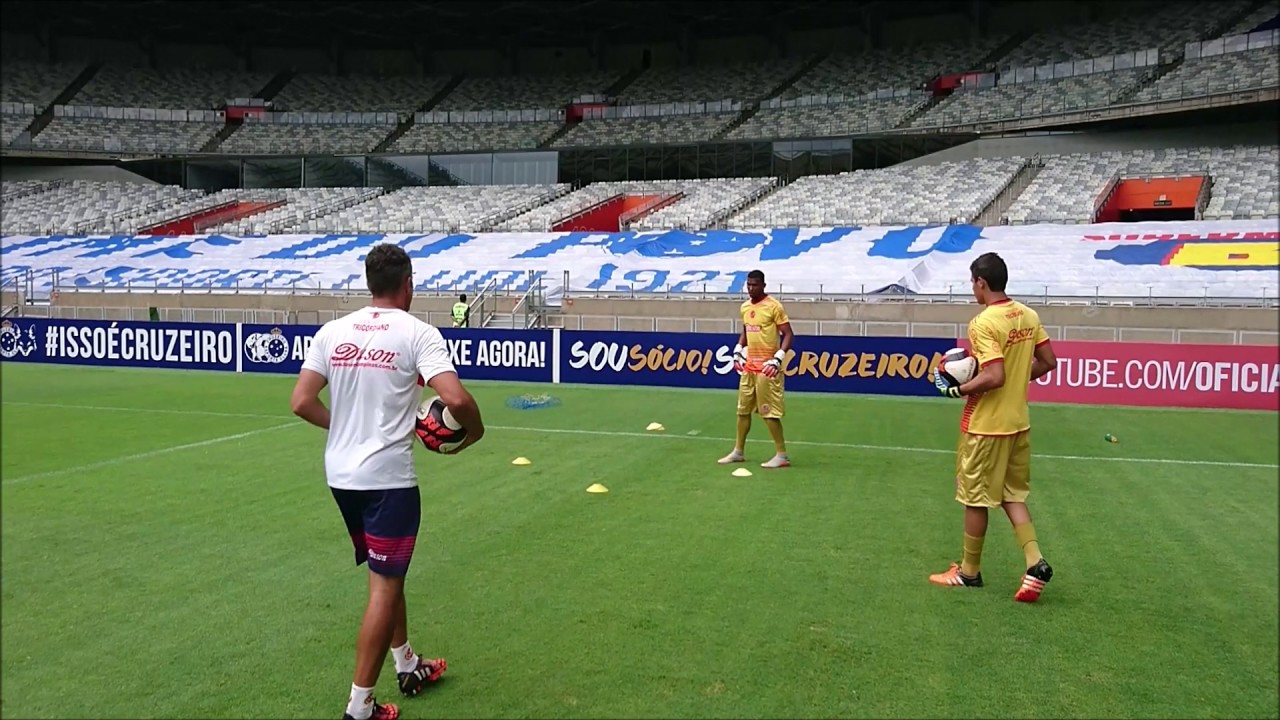 Aquecimento de goleiros no estadio do Mineirão