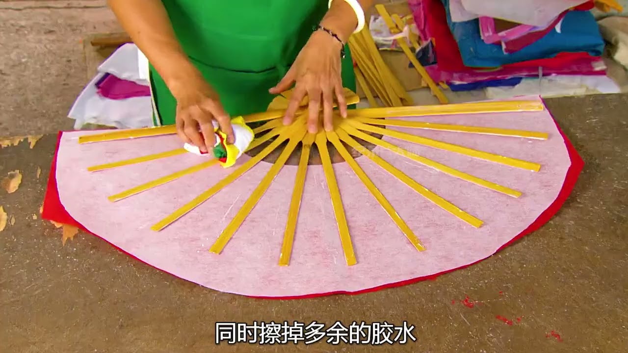 纸扇是如何制作的？先用竹子做出骨架，再贴上纸张画上精美图案！#纸扇 #纸扇画