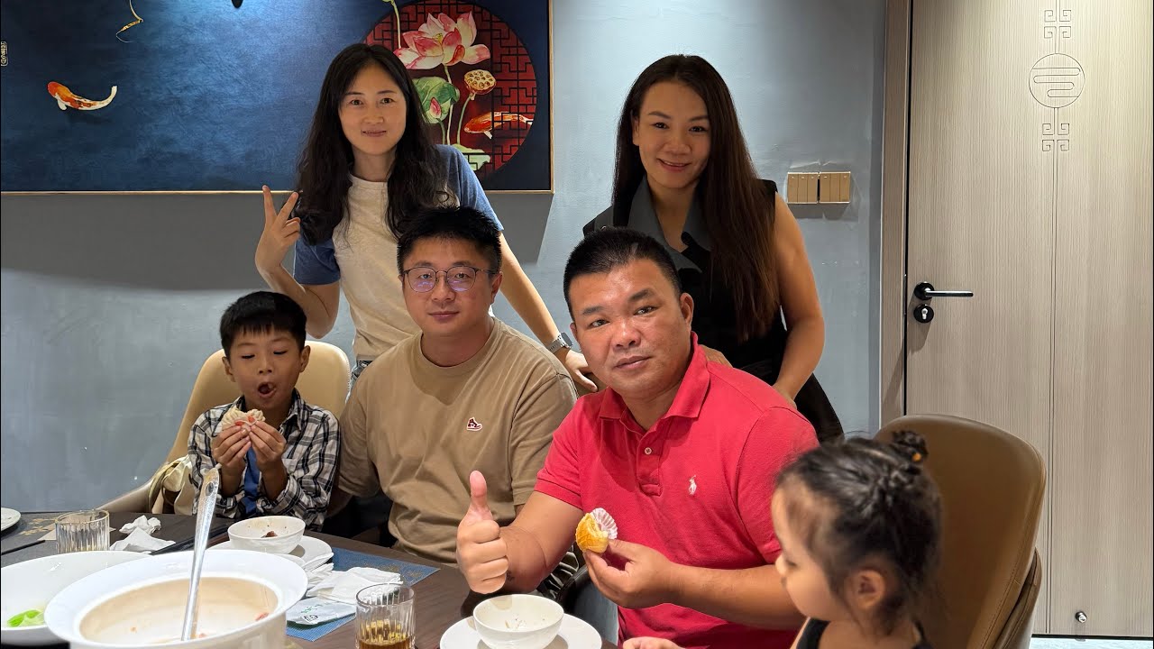 Buổi tối tết niên của gia đình với nhiều món ngon trung hoa , vịt quay , súp bào ngư,cá nấu dưa chua