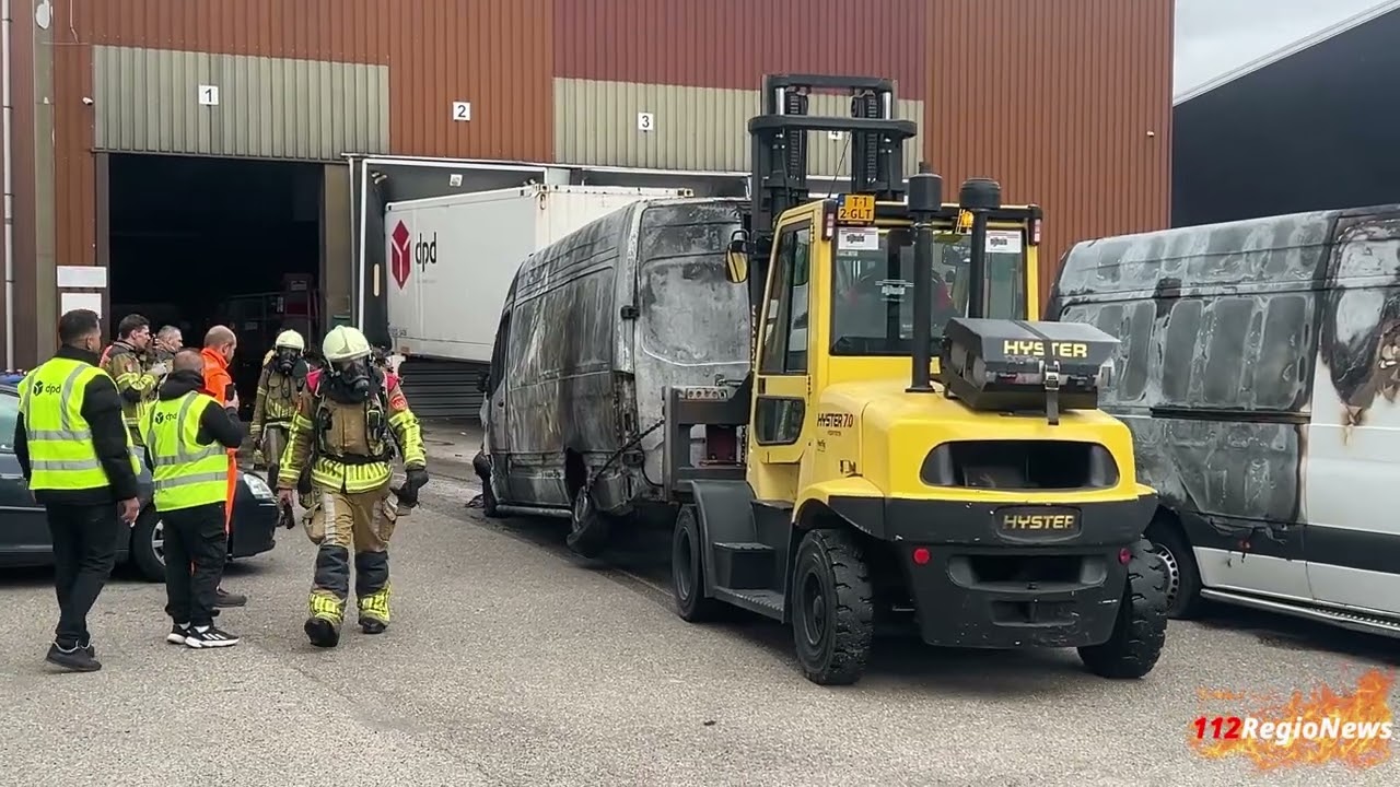Brand in bedrijfspand DPD in Rijssen: elektrische bus naar Wolves afgevoerd