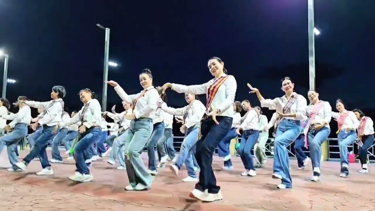 กางเกงยีนส์ สไบผ้าขาวม้า