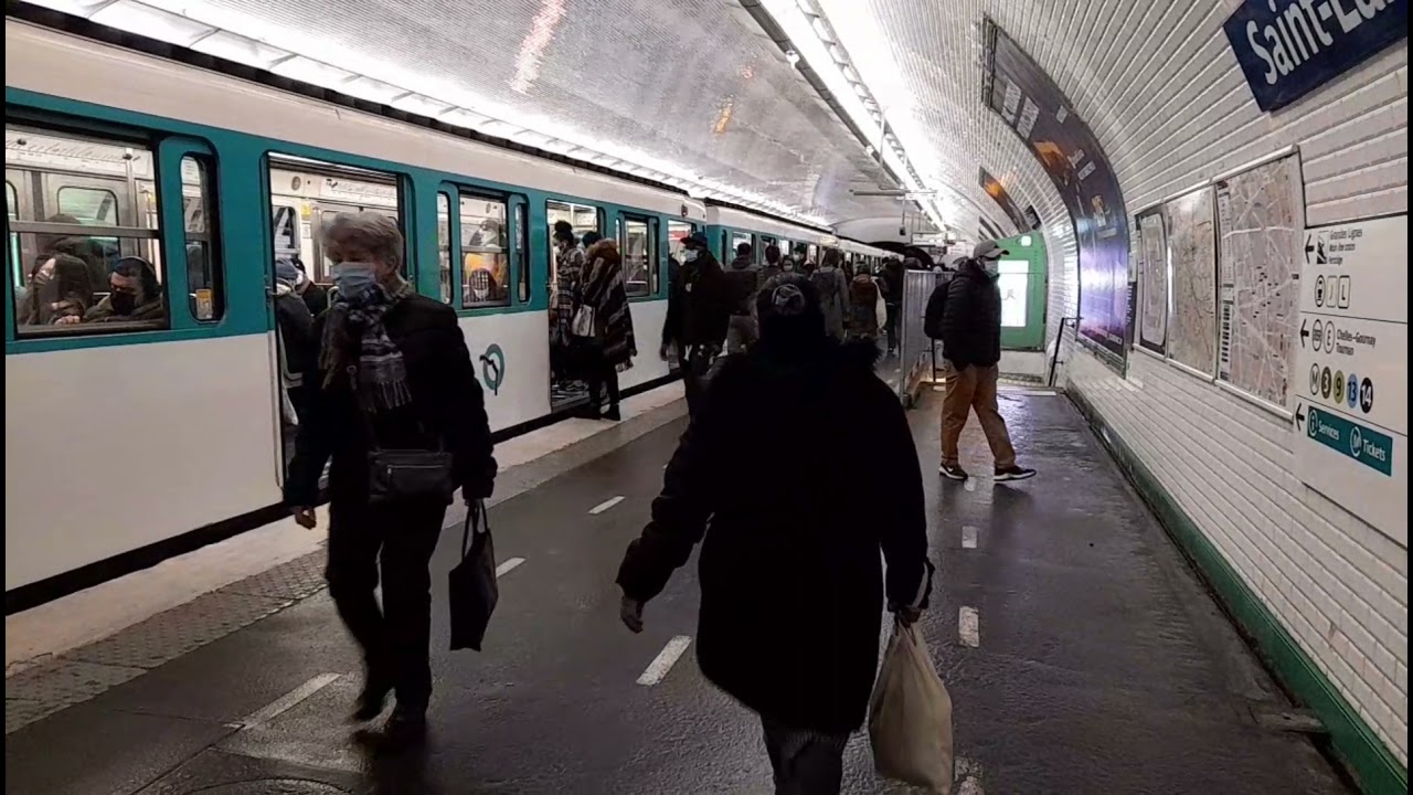 Métro ligne 12 MF67 à Saint-Lazare.