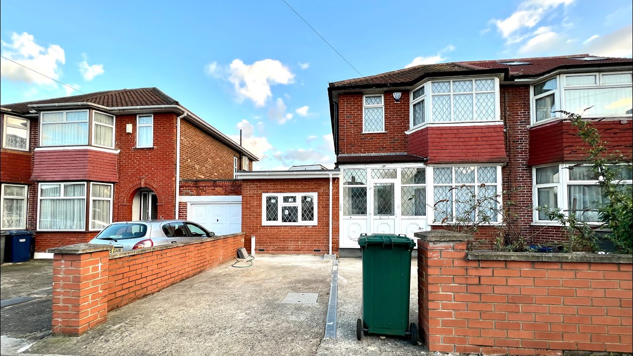 4 Bedroom house in Colindeep Lane, NW9