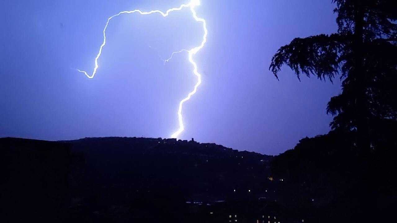 Trieste, temporale si abbatte sulla città: i fulmini in slow motion