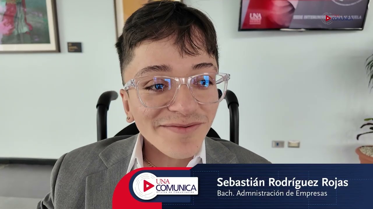 Dos historias de superación inspiran el acto de graduación de la SIUA