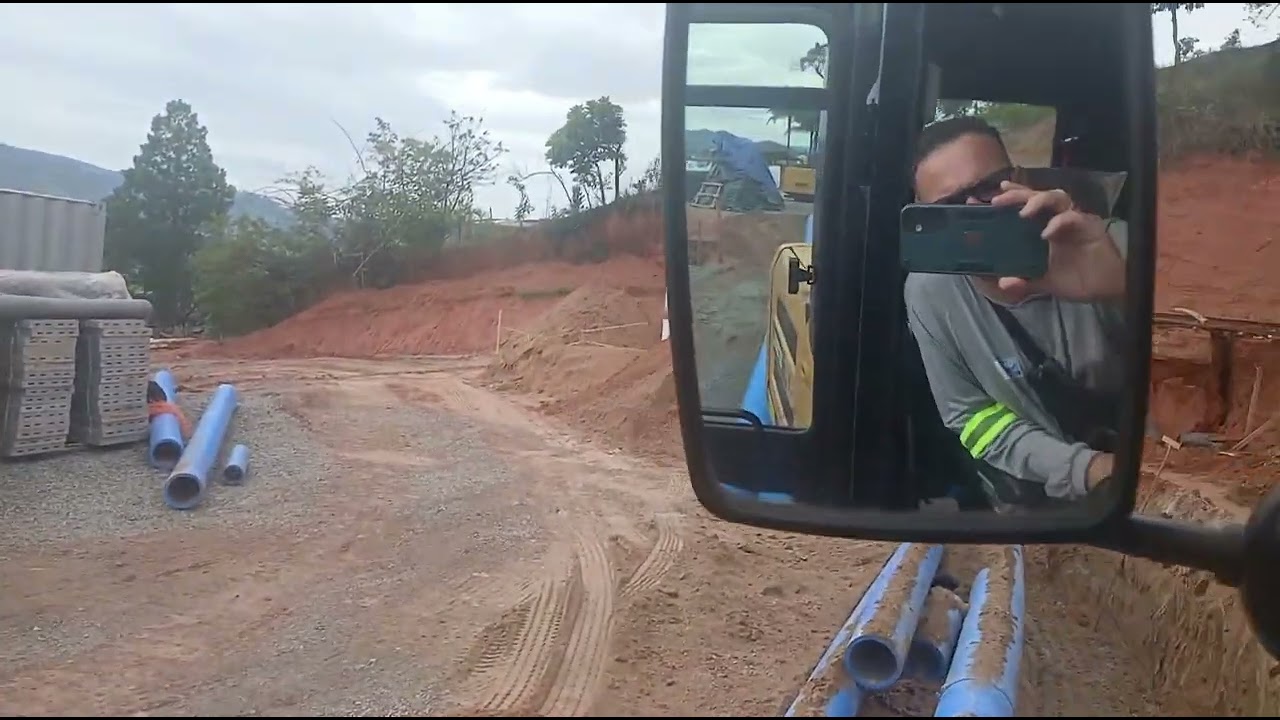 Fazendo vala par Encanação da caixa d'água 