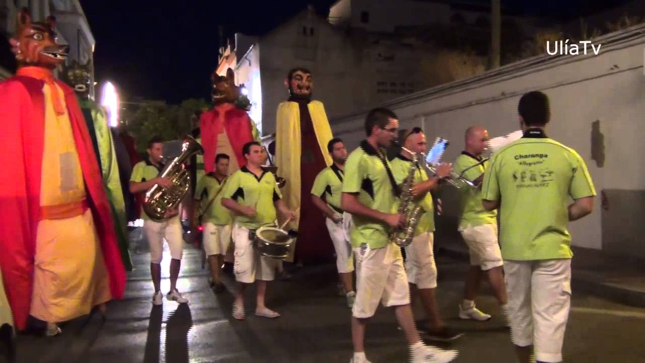 Pasacalles de gigantes y cabezudos, con la charanga "Alegretto". Fernán Núñez, 2013