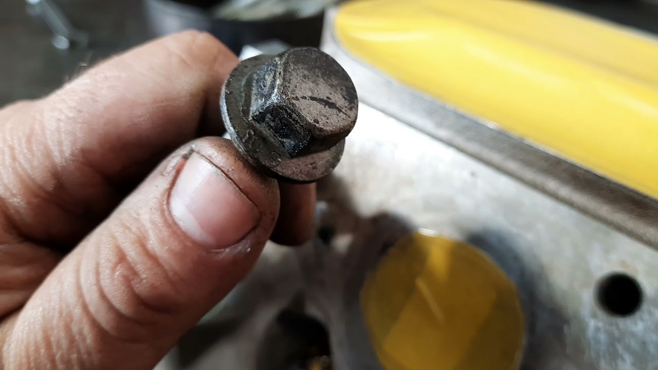 Extracción de tornillos partidos en una culata de aluminio.