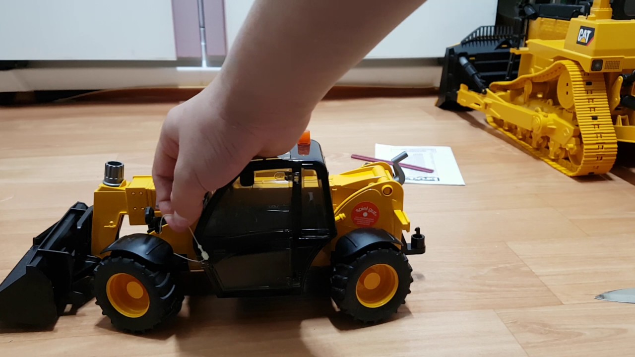 bruder 02141 CAT telehandler