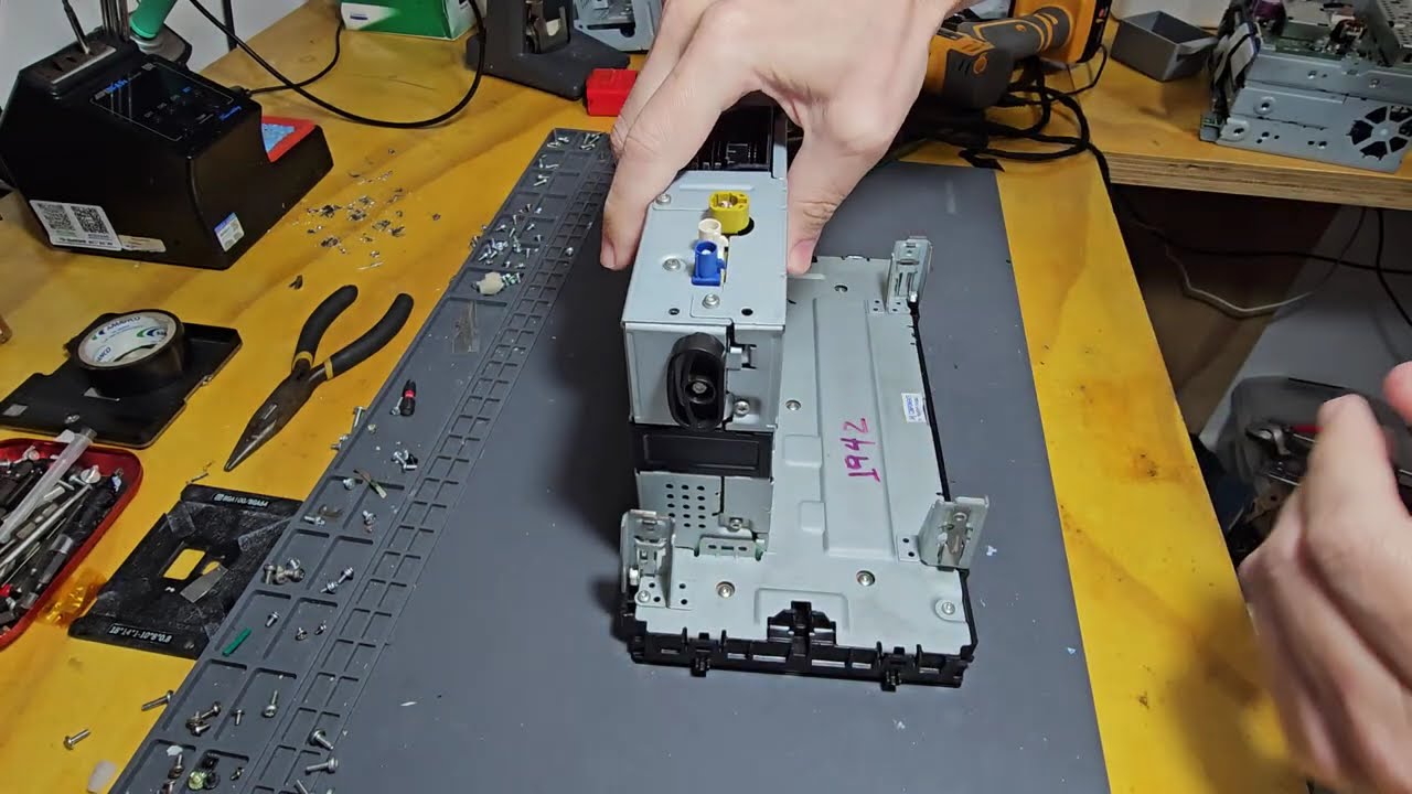 Como remover a traseira da central multimídia VWplay [Leia a Descrição]