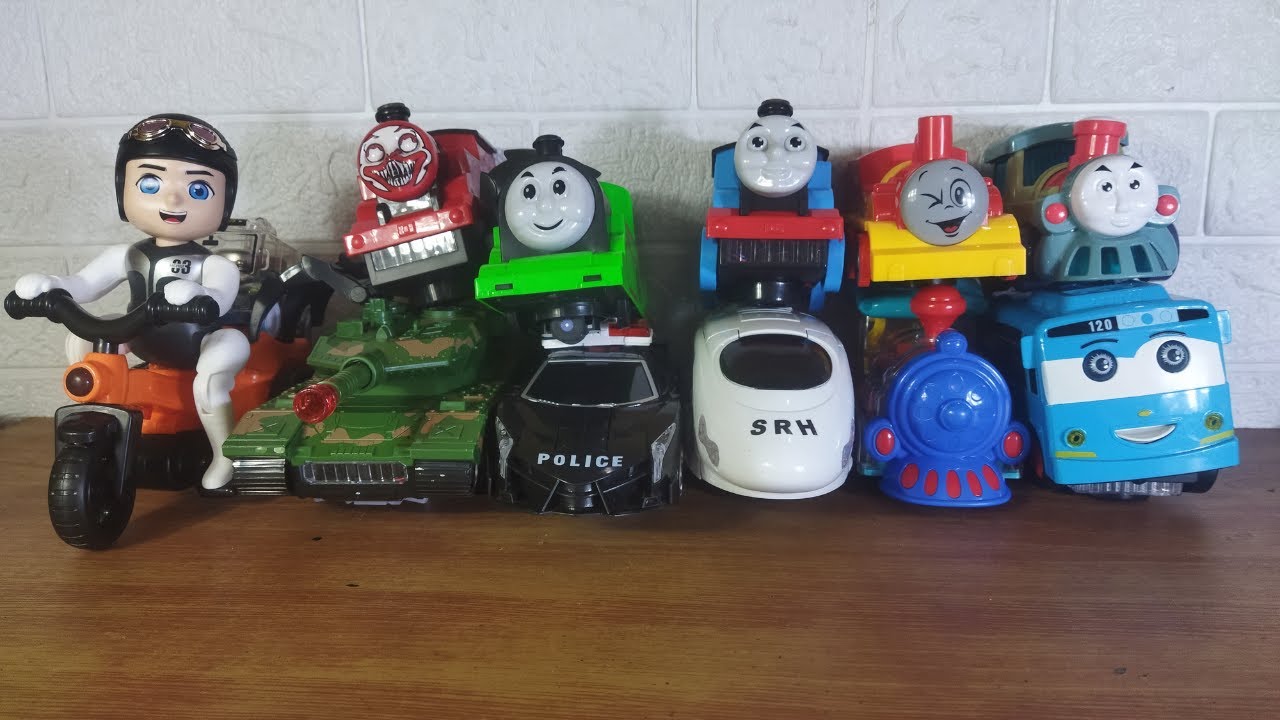 Colección de juguetes coloridos: trenes, autos y lindas amigas.