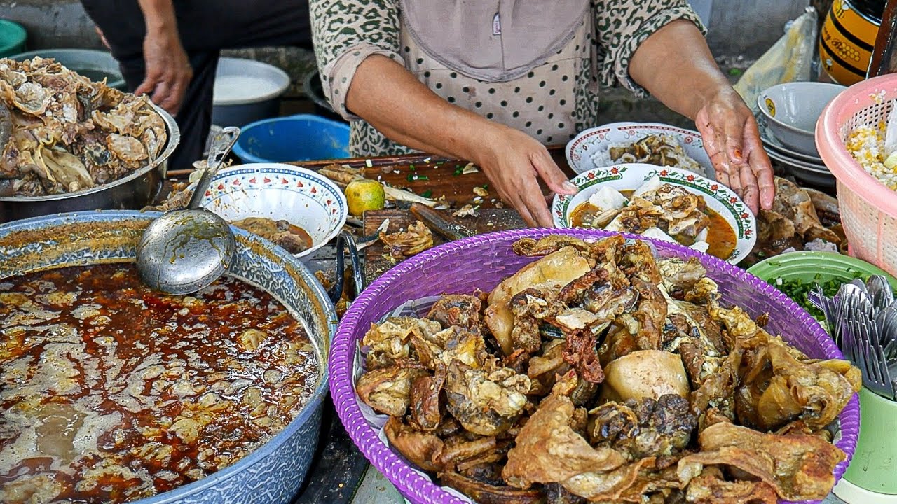 RAME POOL!!! NASI JAGUNG KARE KAMBING GEROBAKAN PINGGIR JALAN - Kari Kambing Hj Halimah