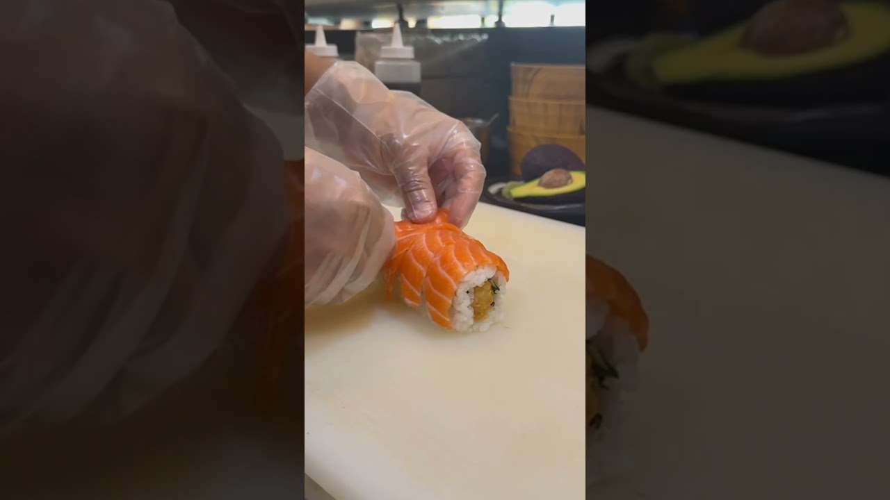 How to make salmon sushi roll🍣 #sushi #salmon #maki #japanesefood #rolls #sushilovers #simple #easy