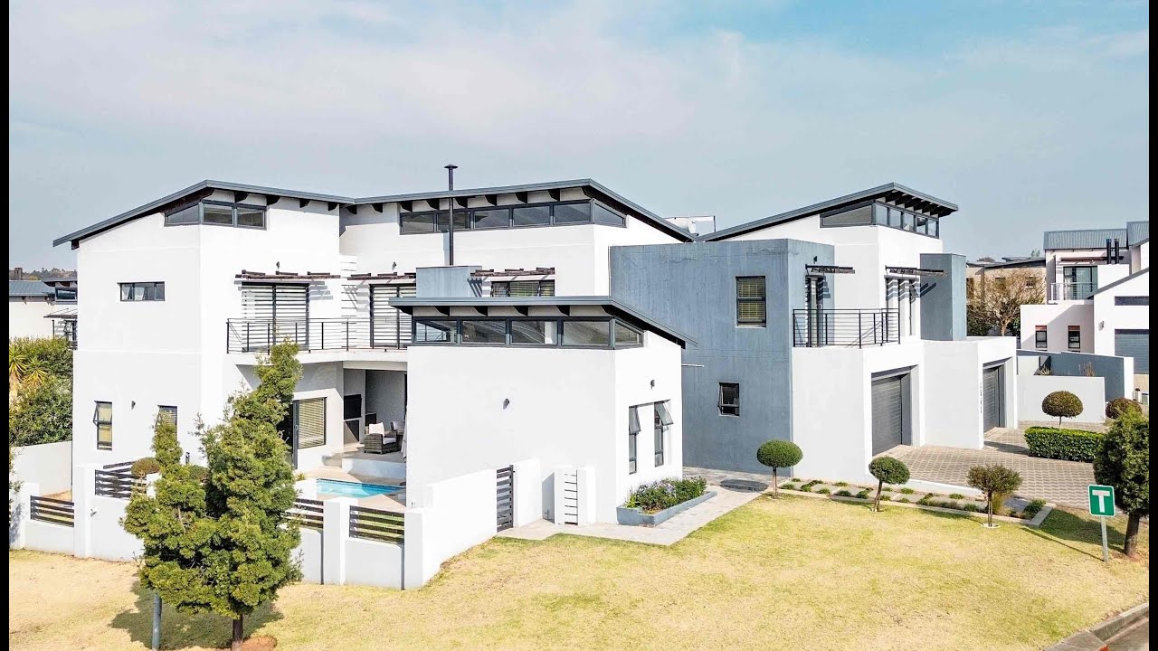 🏡 Luxury 6-Bedroom Home | Corner Stand, Pool, Gourmet Kitchen & Solar Power