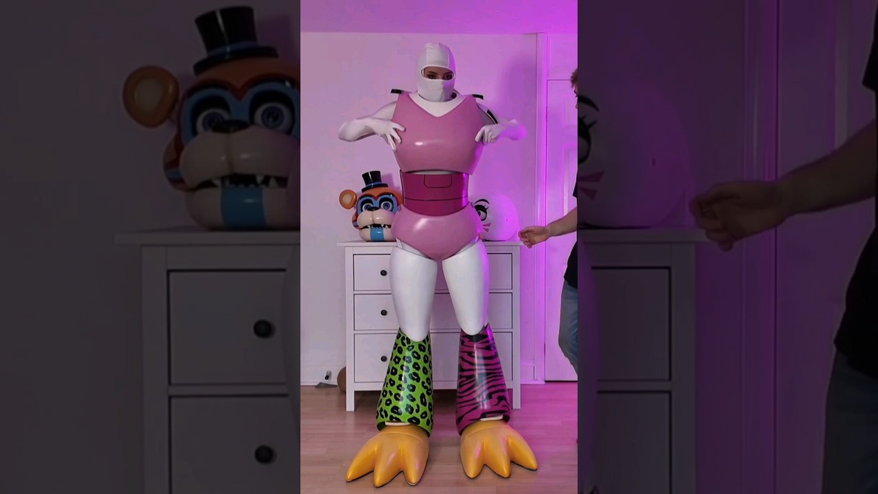 A suit up Video of my Glamrock Chica cosplay! I cannot get into this by myself 😂 #glamrockchica
