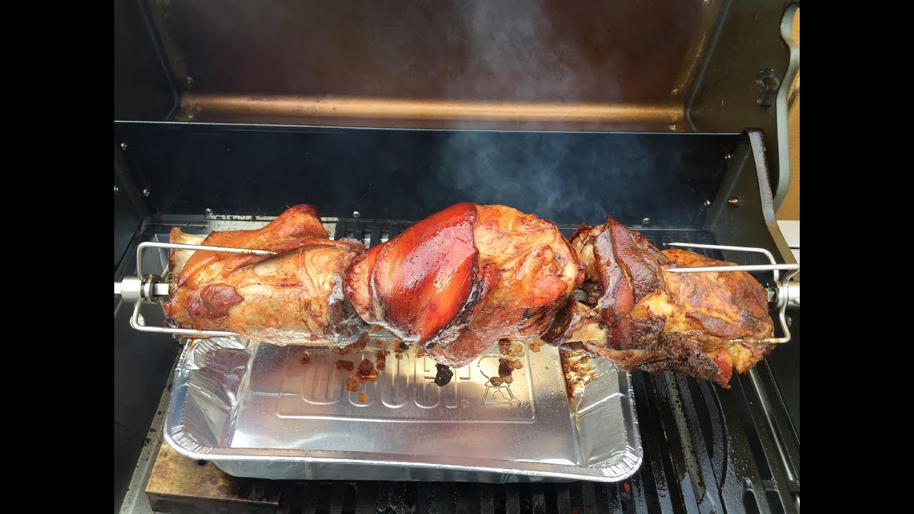 Три разных рецепта свиных рулек на одном вертеле.   Drei verschiedene Haxen-Rezepte auf einem Spieß.