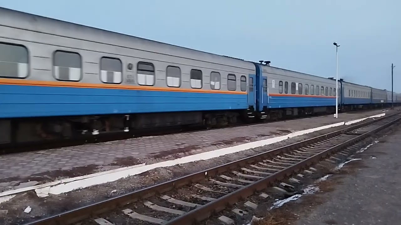 Тепловоз ТЭП33А 0065 жолаушылар пойызымен номер 7 Алматы Саратов станция Шиелі