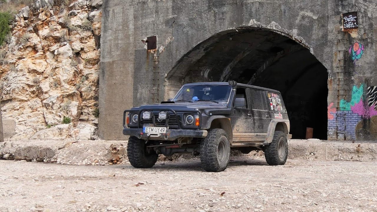 Schron na okręty podwodne - Albania Porto Palermo - Rock Crawling Patrol Y60