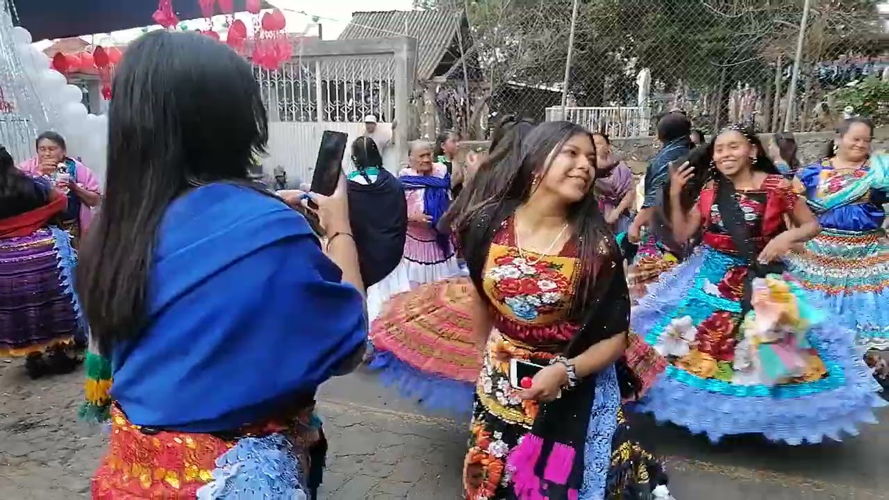 se vive aló grande por los felices novios conrado y Esperanza Alejo nurio michoacan 9\12 \2022