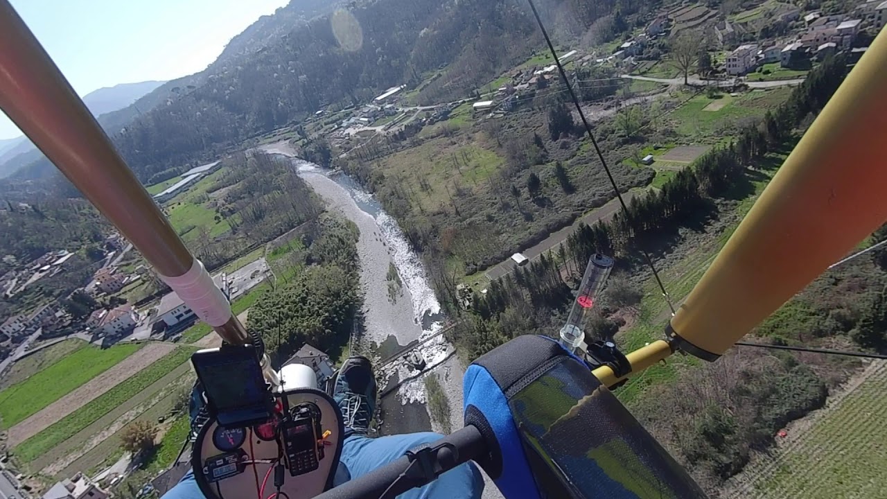 Deltaplano a motore in atterraggio con forte turbolenza .Campo volo Valerio Glorialanza Calvari(Ge)