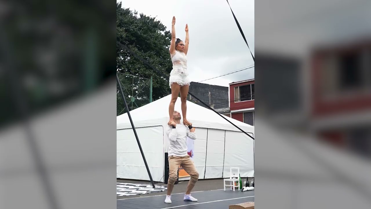 Mano a Mano / Dúo Dospuntos. Andrea y Camilo. Compañía Dospuntos Circo