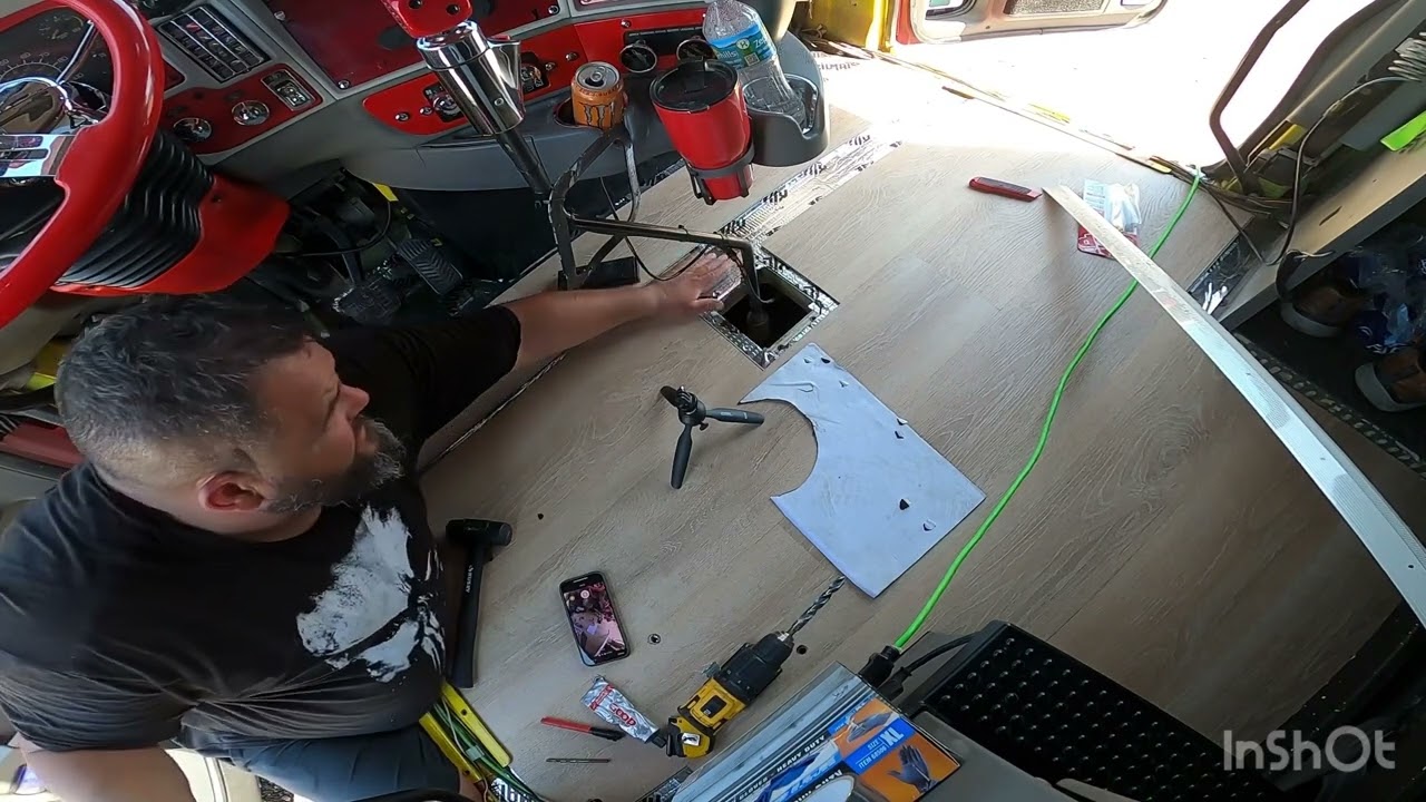 montando piso de laminas de vinil en truck. Laminate floor installation part 2