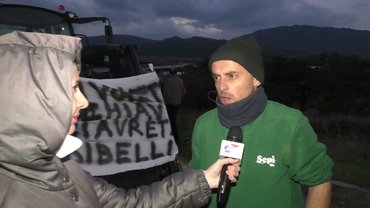 Protesta dei pastori sulla SS 131 al bivio di Sologo per aumento dei costi di produzione 14 02 22