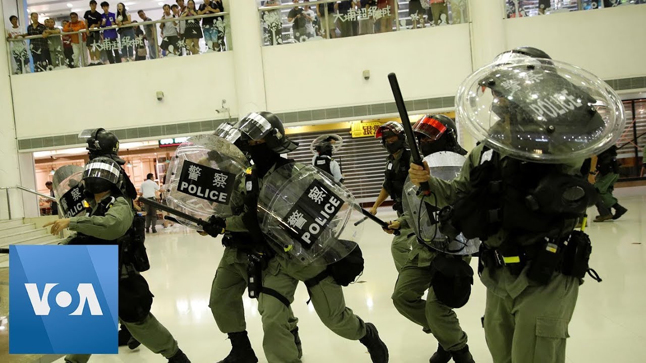 Hong Kong Riot Police Search Shopping Mall to Crack Down On Protesters