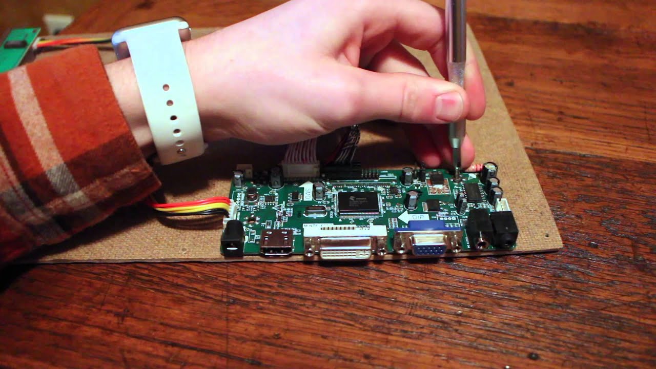HOW TO REUSE THE LCD SCREEN IN YOUR OLD LAPTOP
