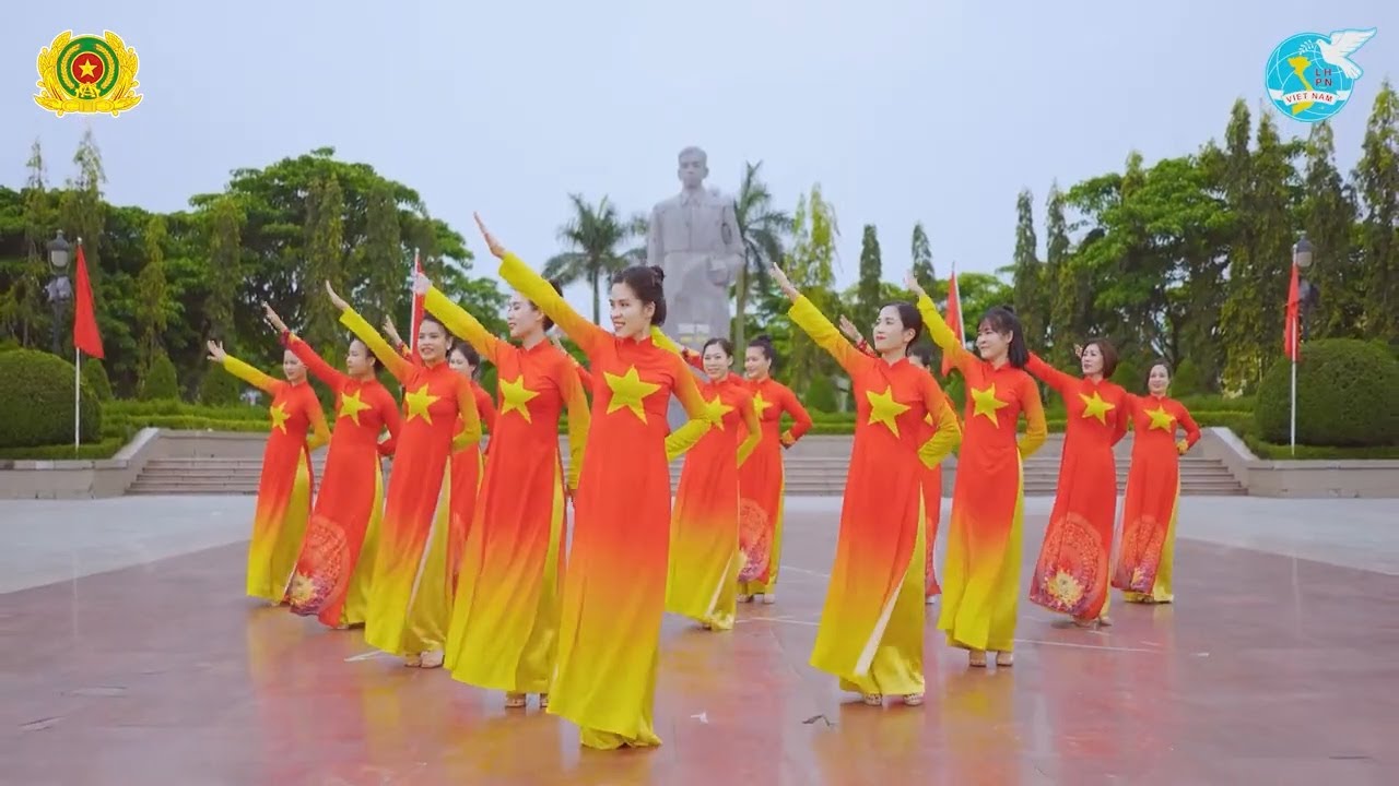 Tiết mục dân vũ “Xinh tươi Việt nam” của Hội Phụ nữ Công an Hà Tĩnh