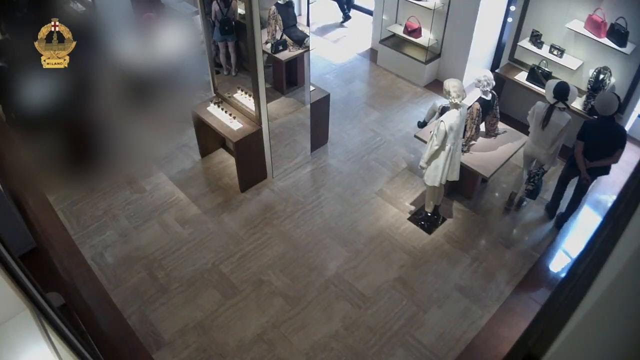 Milano, neutralizza l'antitaccheggio e ruba borsetta da 4mila euro: ma la telecamera non perdona