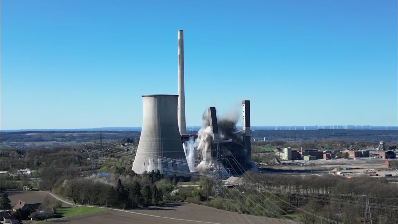 [SPRENGUNG KRAFTWERK IBBENBÜREN] Kühlturm und Kesselhaus fallen in sich zusammen 6. April 2025