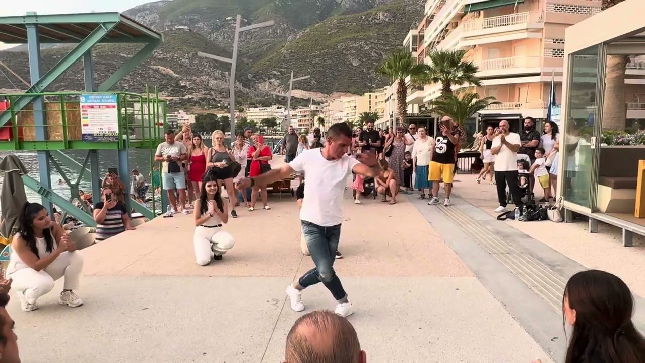 Δημήτρης και Γρηγόρης Πετρόπουλος χορεύουν Ζεϊμπέκικο ξεσηκώνοντας τους τουρίστες🇬🇷