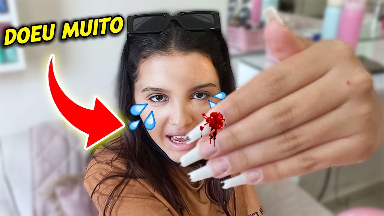 MINHA IRMÃ GÊMEA QUASE CHOROU COLOCANDO UNHA DE GEL PELA PRIMEIRA VEZ !