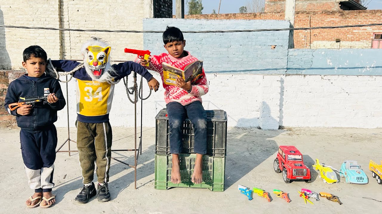 घर 🏚️ में घुसा शेर 🐅