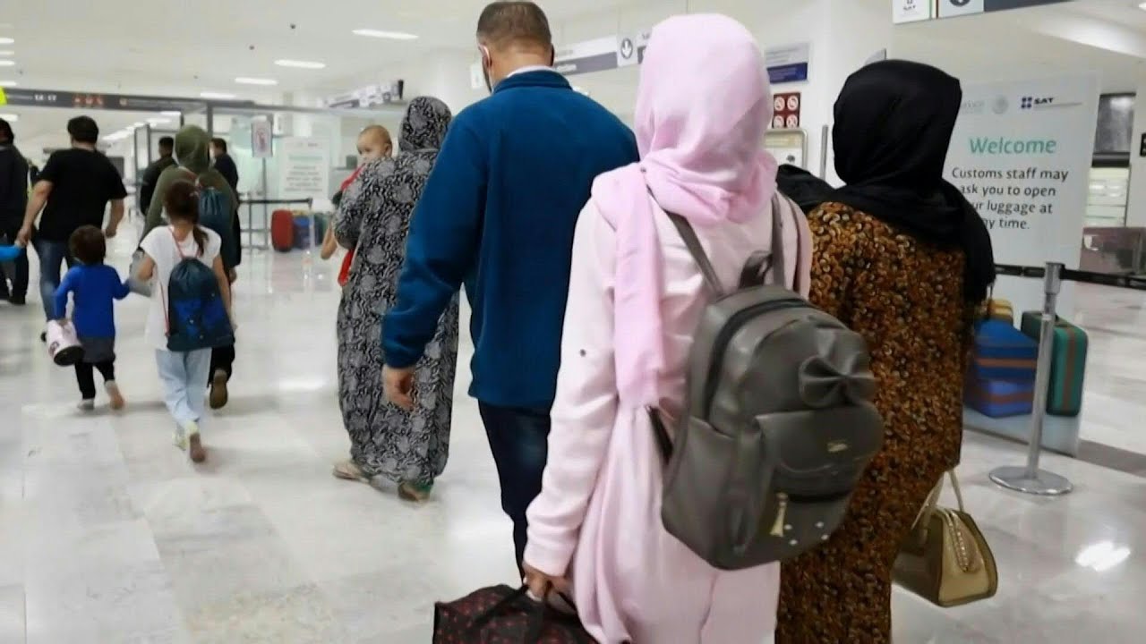 México recibió a tercer grupo de afganos evacuados | AFP