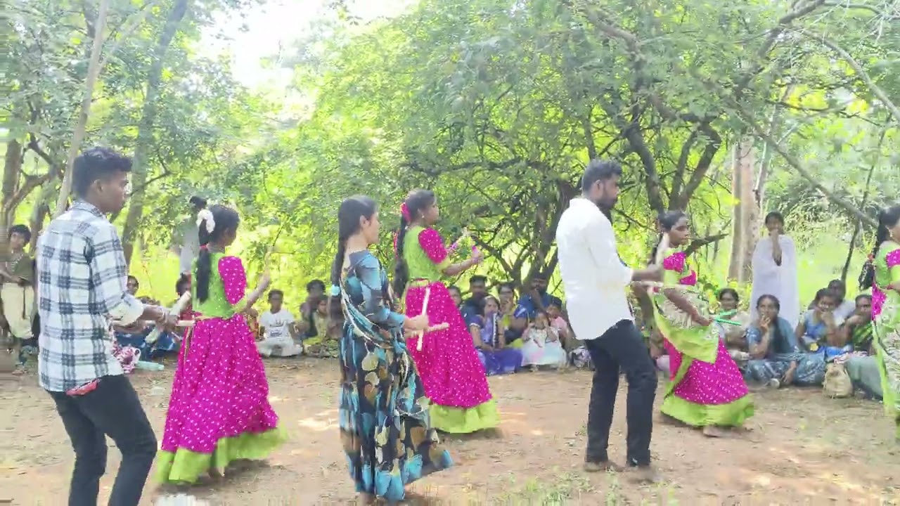  మల్లె గుండం  సన్నిధిలో  మీ చరణ్ కోలాటం దువ్వూరు నెల్లూరి నెరజాన అంటూ దుమ్ము లేపారు సెల్ 7989645481👍
