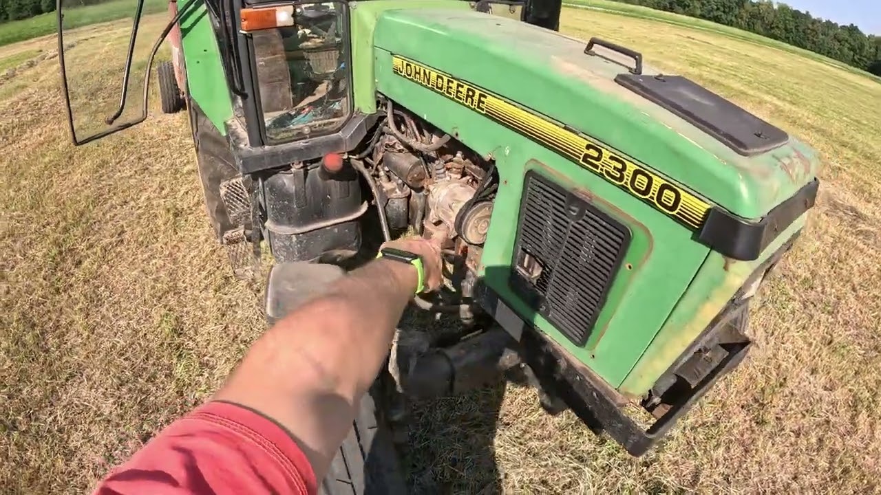 22 - John Deere 2300 a Hesston 5650 - Lisování sena