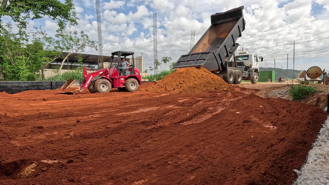 ATERRO COM MINI PÁ CARREGADEIRA YANMAR V3S