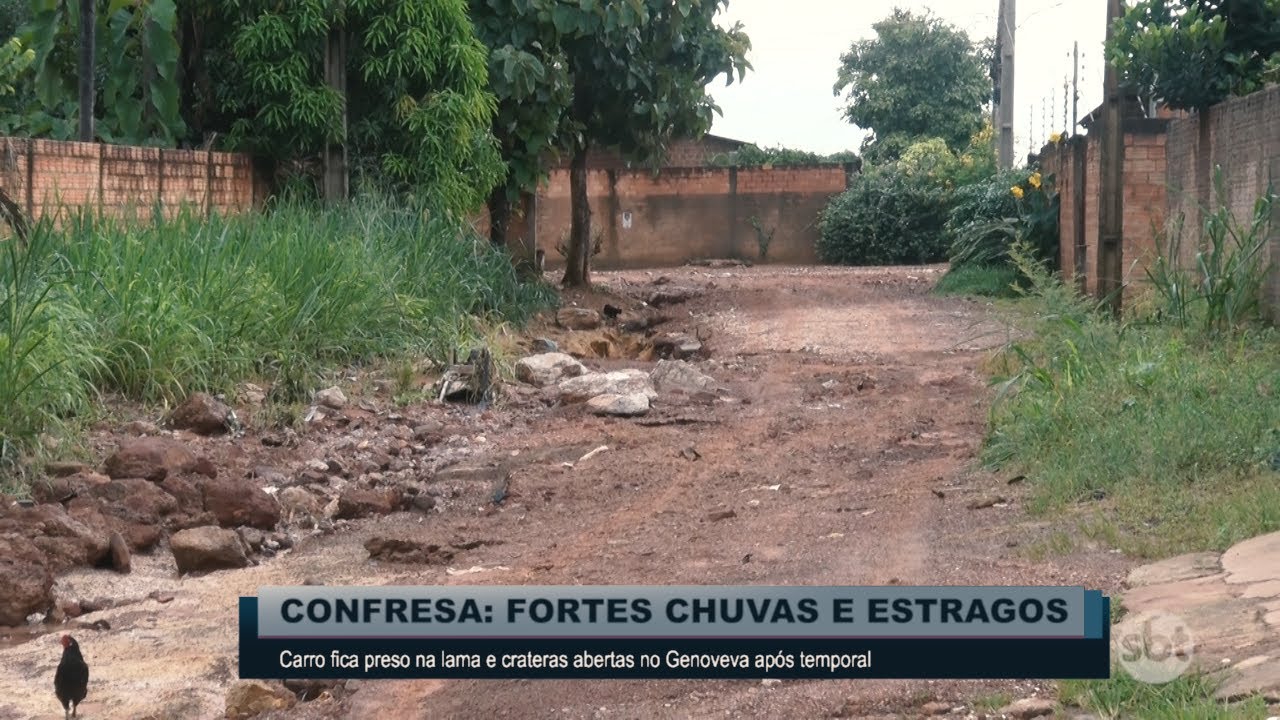 Carro fica preso na lama e crateras abertas no Genoveva após temporal